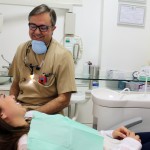 Andrés Llobell con paciente sonriendo