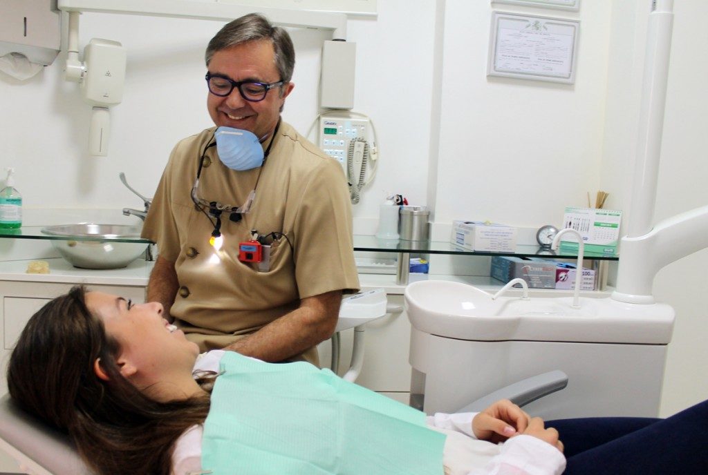 Andrés Llobell con paciente sonriendo