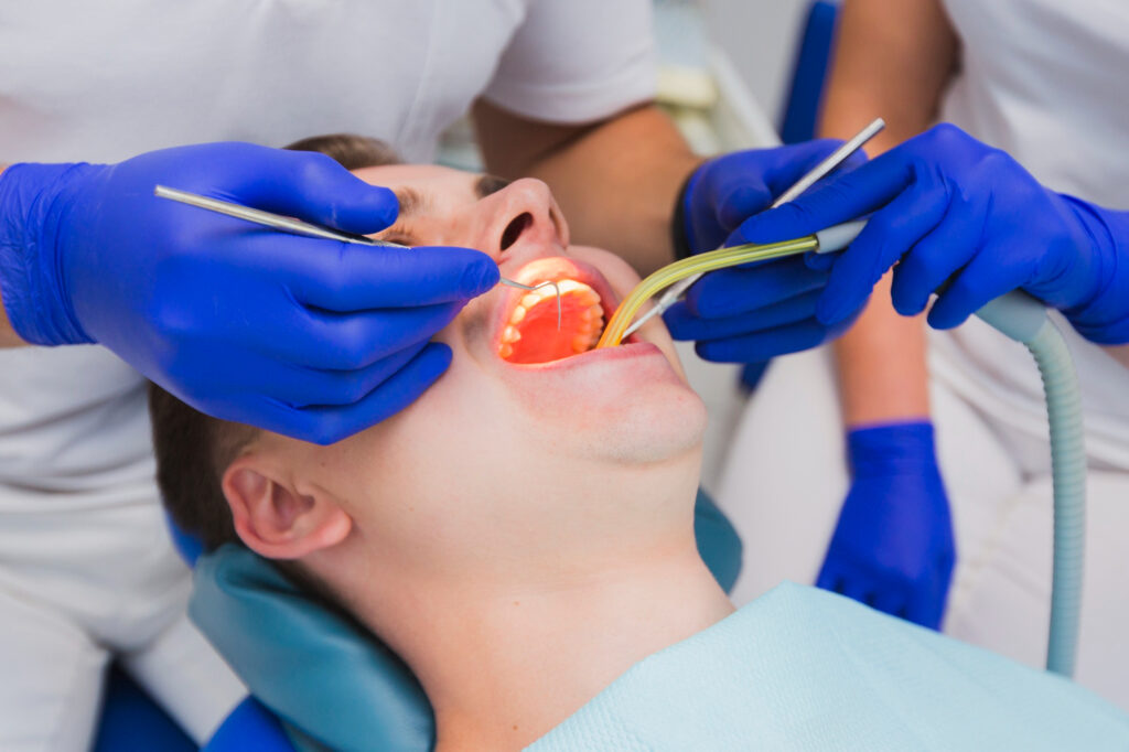 Un paciente recibe un procedimiento dental