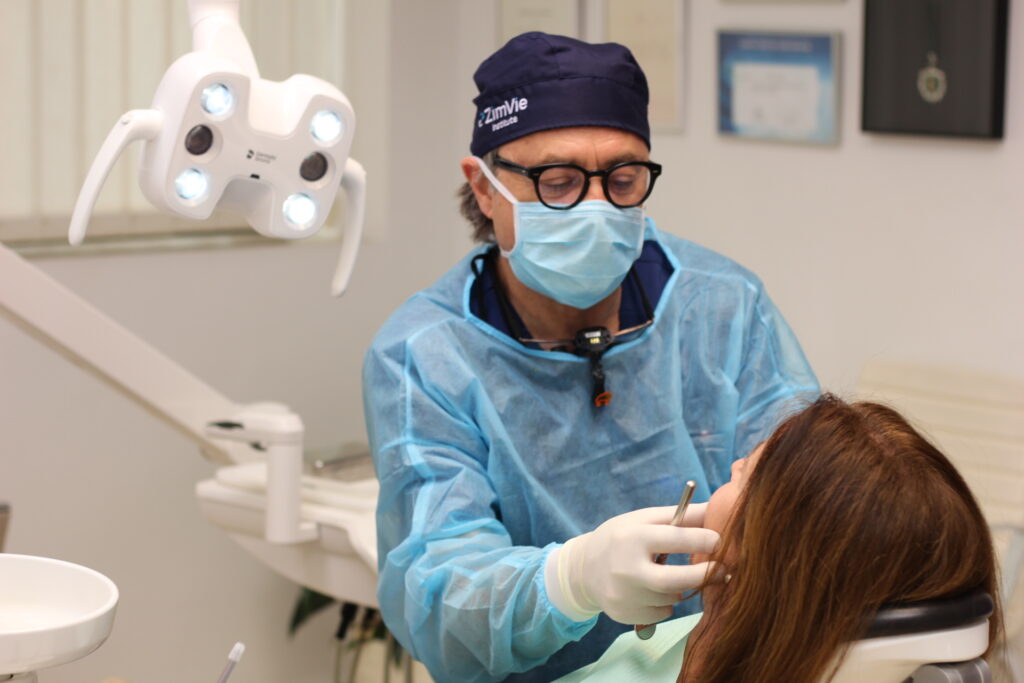 Doctor Andrés Llobell con paciente