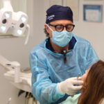Doctor Andrés Llobell con paciente