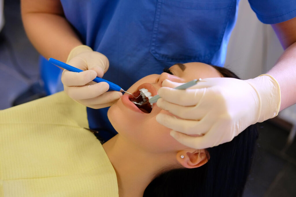 Un dentista hace una cita de rutina