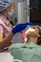 Un dentista realiza una operación en un paciente
