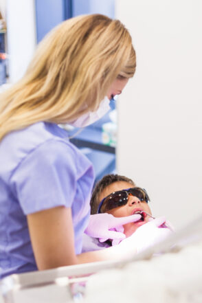 Chico en una cita de dentista