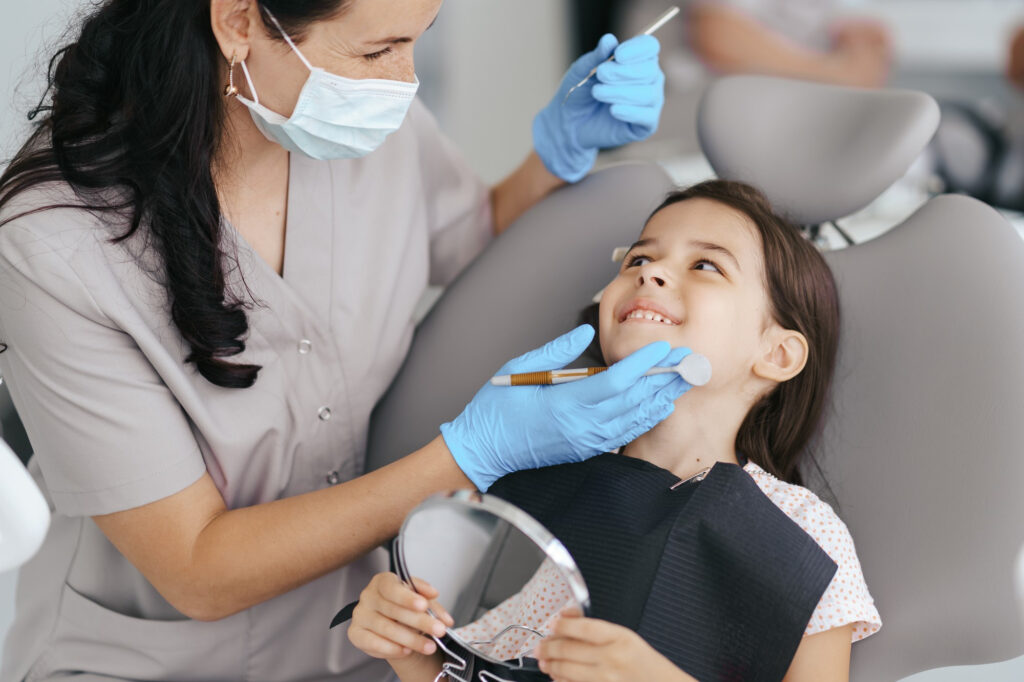 Una niña en una cita con el dentista